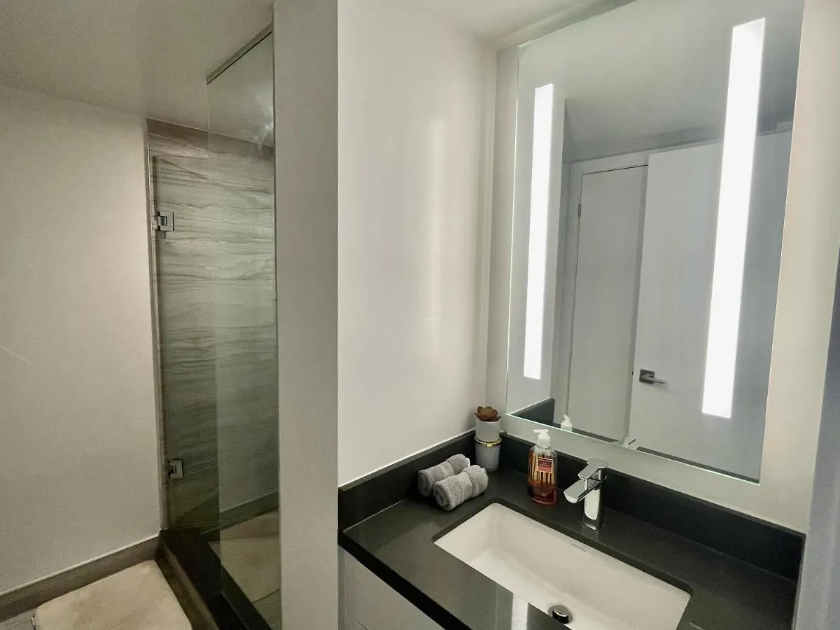 Two Br Two Br Plus Study Yorkville Condo Toronto Apartamento