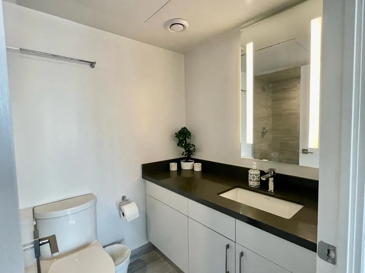 Two Br Two Br Plus Study Yorkville Condo Toronto 0*,  Canadá
